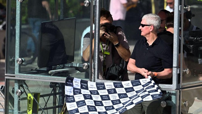 Aksi Bos Apple Lambaikan Bendera Finish F1 GP AS Tuai Kecaman