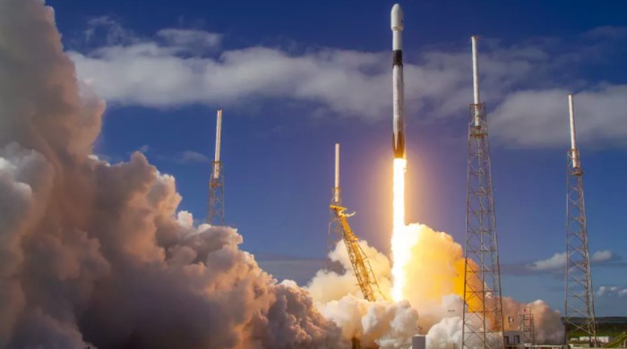 Astronom Peringatkan Ribuan Satelit Elon Musk Bisa Nabrak Pesawat