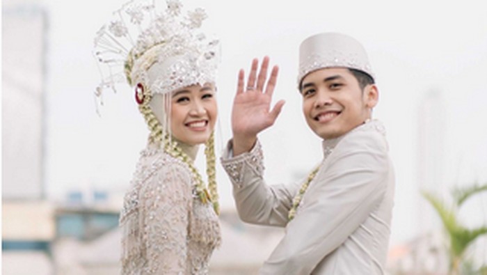 Bintang Emon Ajak Istri Liburan, Netizen Kok Baper Massal?