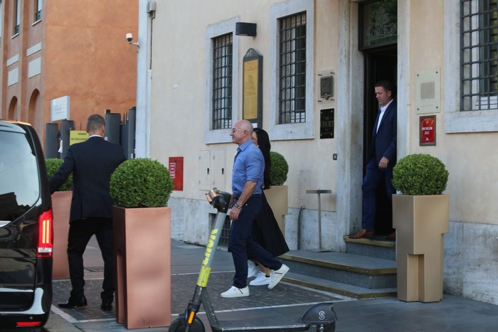 Mengintip Orang Terkaya dan Pacarnya Liburan Mesra ke Italia