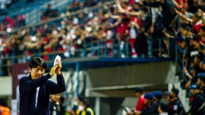 Netizen Sorot Shin Tae-yong Bela Iwan Bule dan Ancam Mundur