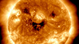 Ajaib, Foto NASA Perlihatkan Matahari Lagi 'Tersenyum'