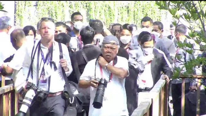 Aksi Menteri PUPR Pak Bas, Pakai HP Jadul dan Jadi Fotografer Dadakan