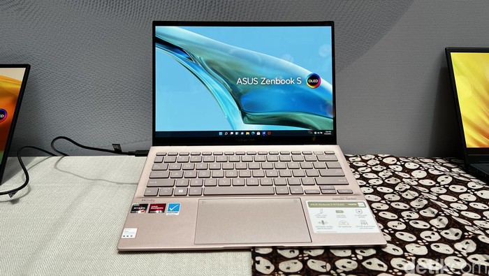 Asus Zenbook S13 OLED Tawarkan Bodi Ringan dan Prosesor Kencang