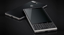 Menebak HP BlackBerry yang Ditenteng Menlu Retno Marsudi