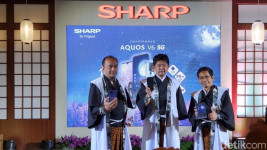 Sharp Bakal Bawa Ponsel Lipat Murah ke Indonesia