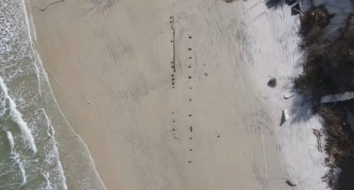 Benda-benda Misterius Muncul di Pantai Florida Usai Badai