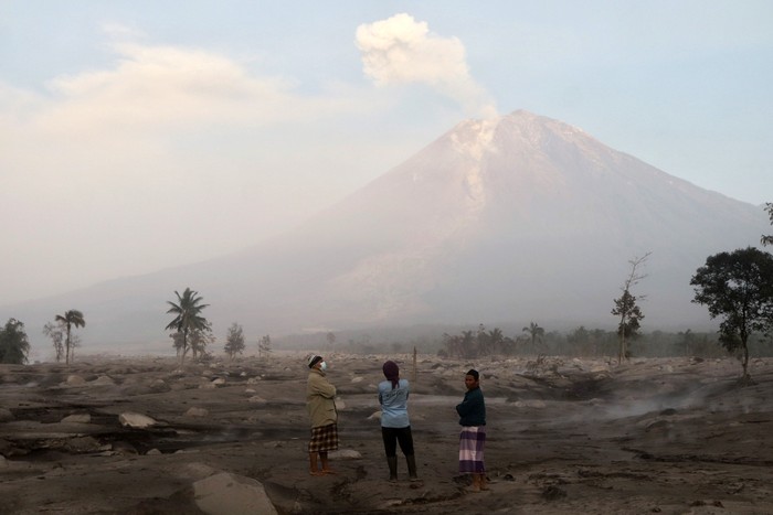 Gunung Semeru Erupsi, Terkait Gempa Cianjur dan Garut?