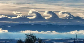 Fenomena Langka! Awan Berbentuk Ombak Bikin Terpana