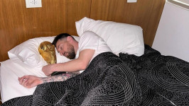 Viral! Messi Pamer Tidur Bareng Trofi Juara Dunia