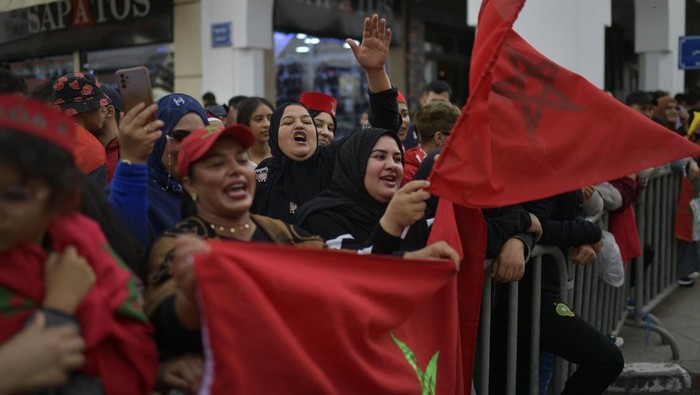 Timnas Maroko Foto Bareng Ibu-ibu Bikin Netizen Terenyuh