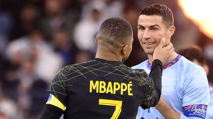 Momen Epik! Ronaldo Rangkul Neymar, Mbappe & Messi