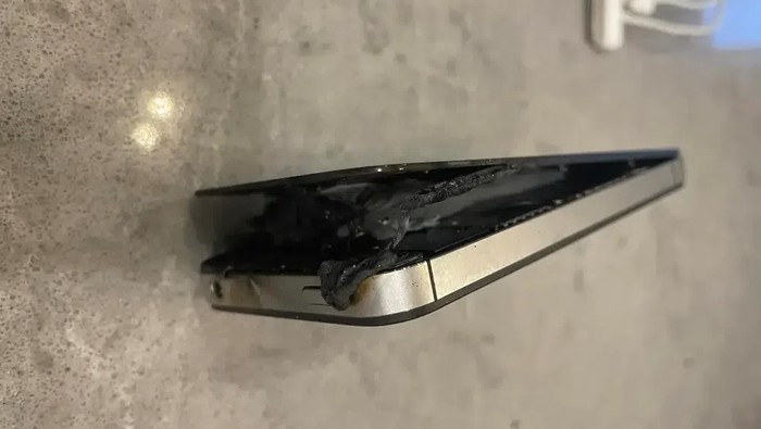 Ngeri! iPhone 4 Terbakar Saat Dicas Semalaman