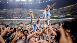 Lionel Messi Angkat Trofi Piala Dunia Bikin Rekor dan Gaduh di Twitter Pada 2022