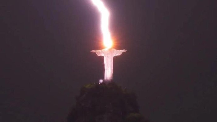 Momen Viral Patung Yesus Kristus di Brasil Disambar Petir