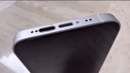 Gokil! iPhone 12 Mini Ini Punya Port Lightning dan USB-C