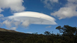 Awan Berbentuk UFO Muncul di Hawaii