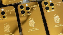 Gokil! Messi Bagi-bagi iPhone 14 Pro Emas 24K Buat Timnas Argentina