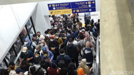 Netizen Tantang Anggota DPR Naik KRL Transit di Manggarai