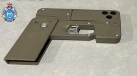 Pistol Berbentuk Mirip iPhone Ternyata Memang Dijual