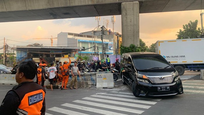 Simpang Santa Dibuka, Pengguna Jalan Bahagia