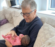 Bill Gates Pajang Foto Pertama Menggendong Cucunya