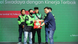 Telkomsel Berikan 250 Paket Sembako ke Pengemudi Online Gojek