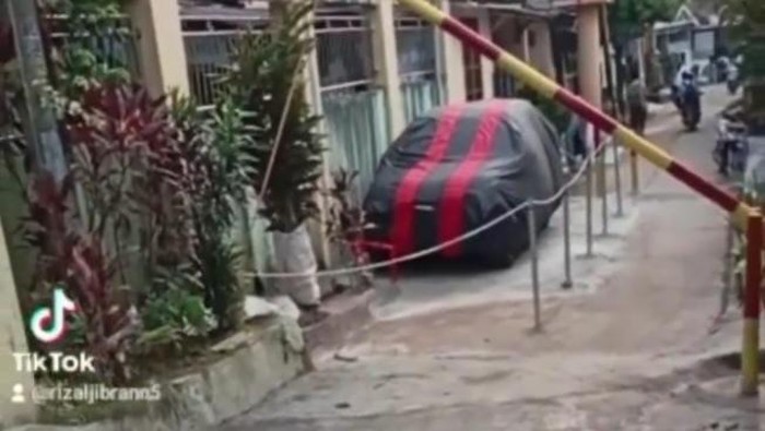 Garasi Viral Depan Rumah Dibongkar, Netizen: Toren Bongkar Sekalian!