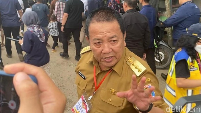 Netizen Geram Gubernur Lampung Tepuk Tangan Saat Jalan Rusak Dibeneri Jokowi