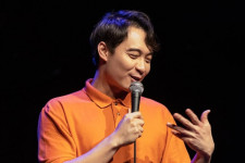 China Blokir Komedian Uncle Roger, Kenapa?