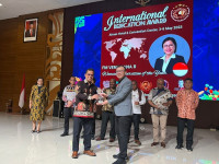 Direktur EBIS Telkom Asal Papua Raih Internasional Dedication Award