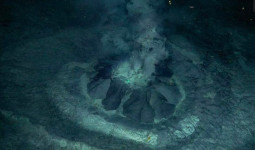 Kawah Berapi di Dalam Laut Terus Muntahkan Lumpur dan Gas Beracun