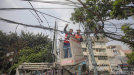 Penertiban Kabel Fiber Optik Semrawut di Udara Sebuah Keniscayaan