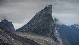 Unik Sekaligus Seram, Gunung Thor Bidang Paling Terjal di Dunia