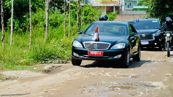 Video Jokowi Terjang Jalan Hancur di Lampung Jadi Trending