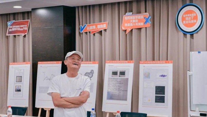 Penampakan Terbaru Jack Ma Tersenyum Lebar