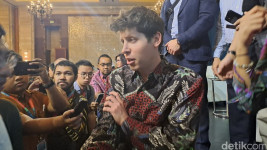 Bos ChatGPT Sambangi Jakarta Pakai Batik, Singgung Kalkulator