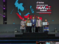 CEO TikTok Datangi Indonesia, Pakai Batik dan Ngonten Bareng Luhut