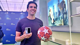 Kaka Ajak Selfie Ofans dan Milanisti Pakai Find N2 Flip