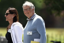 Bill Gates Gandeng Pacarnya di Pertemuan Rahasia Orang Terkuat