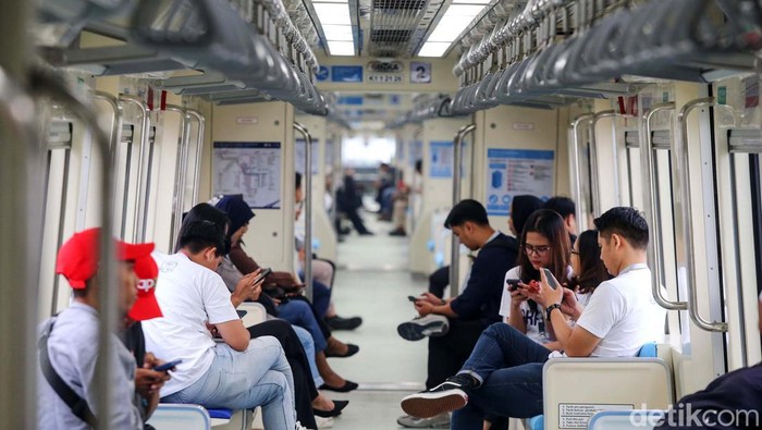 Begini Antusias Warga Sambut LRT Jabodebek