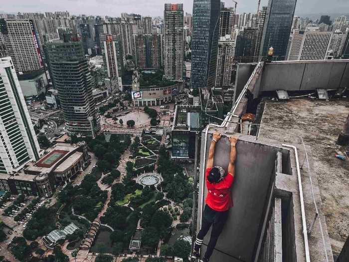 Mirip Remi, Penantang Maut Asal China Tewas Jatuh dari Gedung 62 Lantai