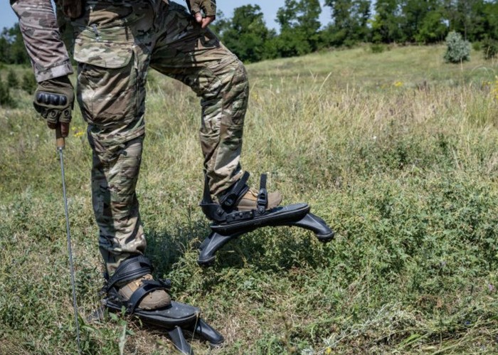 Ranjau Rusia Bikin Ukraina Kelimpungan, Sepatu Ini Solusinya