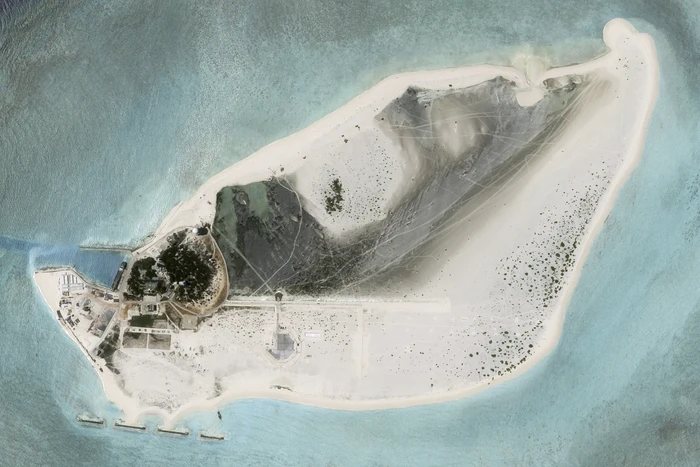 Foto Satelit Ungkap China Buat Lapangan Terbang di Pulau Sengketa