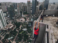 Mirip Remi, Penantang Maut Asal China Tewas Jatuh dari Gedung 62 Lantai