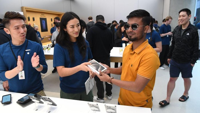 Cerita Pembeli Pertama iPhone 15, Rela Nginap dan Hujan-hujanan