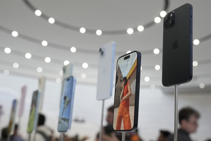 Ditekan Kanan Kiri, iPhone 15 Tetap Laku Keras di China