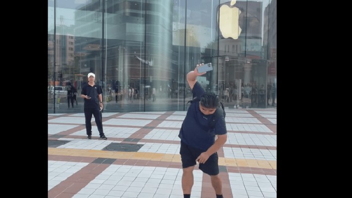 Kecewa, Aktor Ini Ngamuk Banting iPhone Depan Apple Store