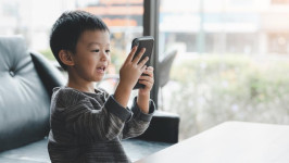 Bunda, Ini Pentingnya Menjauhkan Gadget Saat Anak Makan