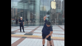Kecewa, Aktor Ini Ngamuk Banting iPhone Depan Apple Store